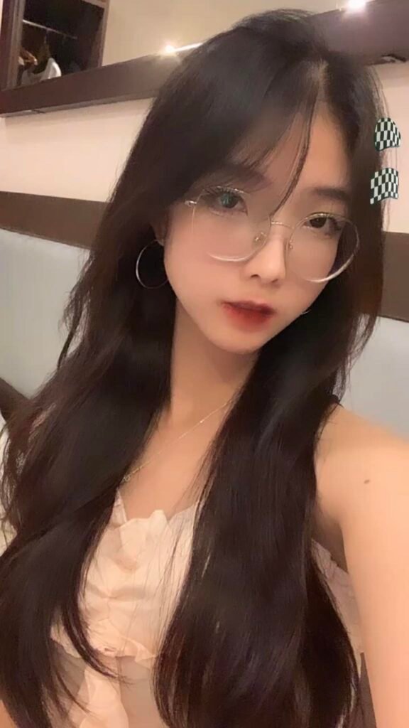 Ảnh Người Con Gái Đẹp Hiện Tượng Số 1 Của Thế Giới Số Và Những Bí Mật Đằng Sau Sự Quyến Rũ Không Giới Hạn